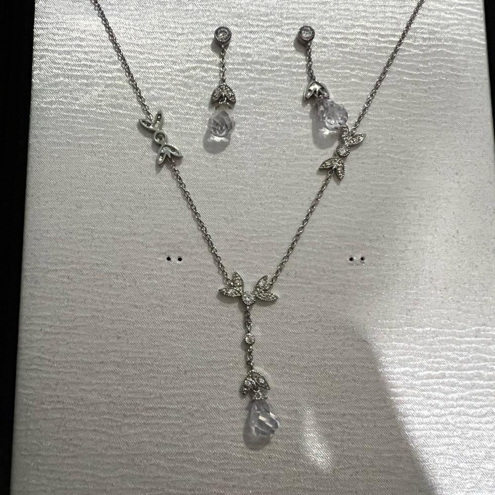 Elegant Silver Jewelry Set with Crystals